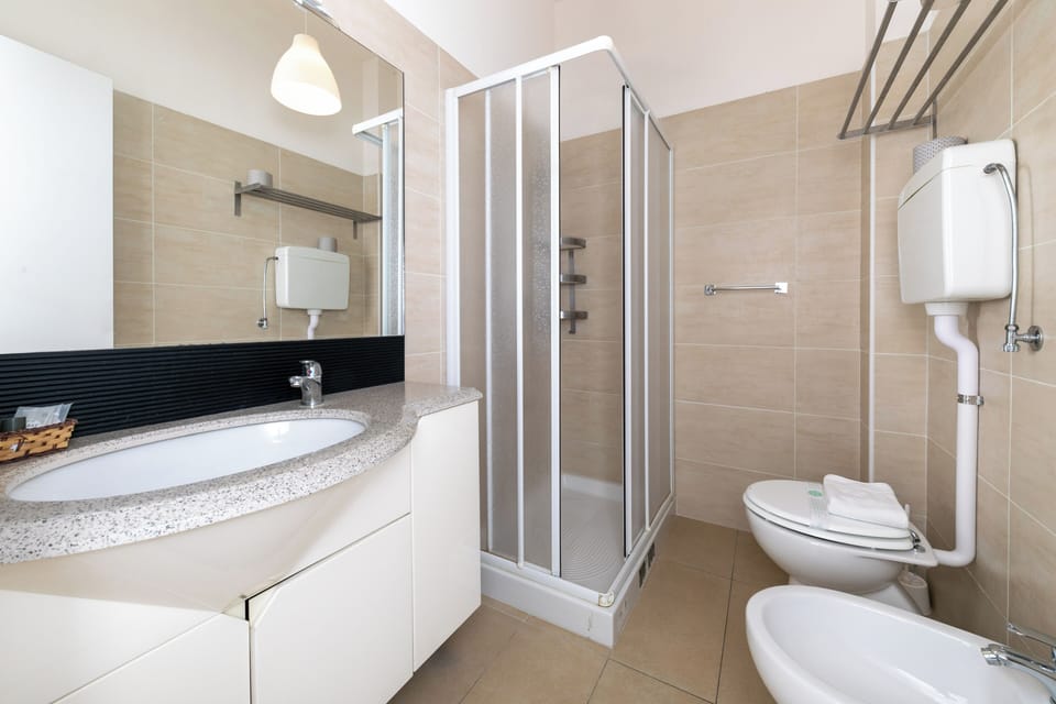 Triple Room | Bathroom | Shower, free toiletries, hair dryer, towels