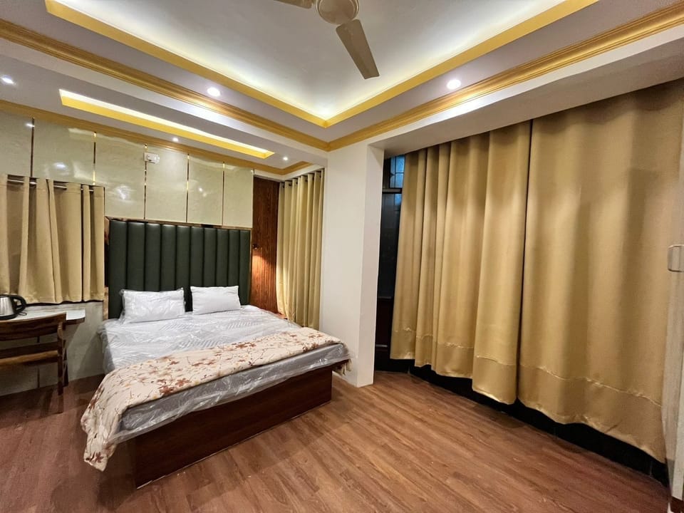Standard Double Room, City View | Desk, laptop workspace, soundproofing, iron/ironing board