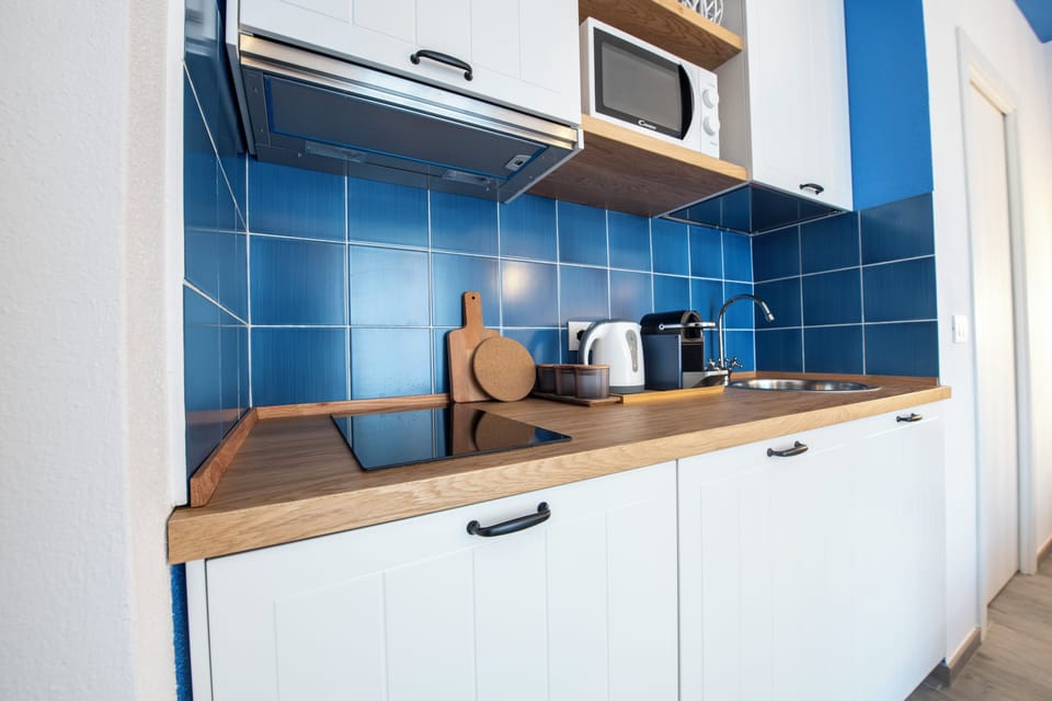 Deluxe Room, Kitchenette | Blackout drapes, iron/ironing board, free WiFi