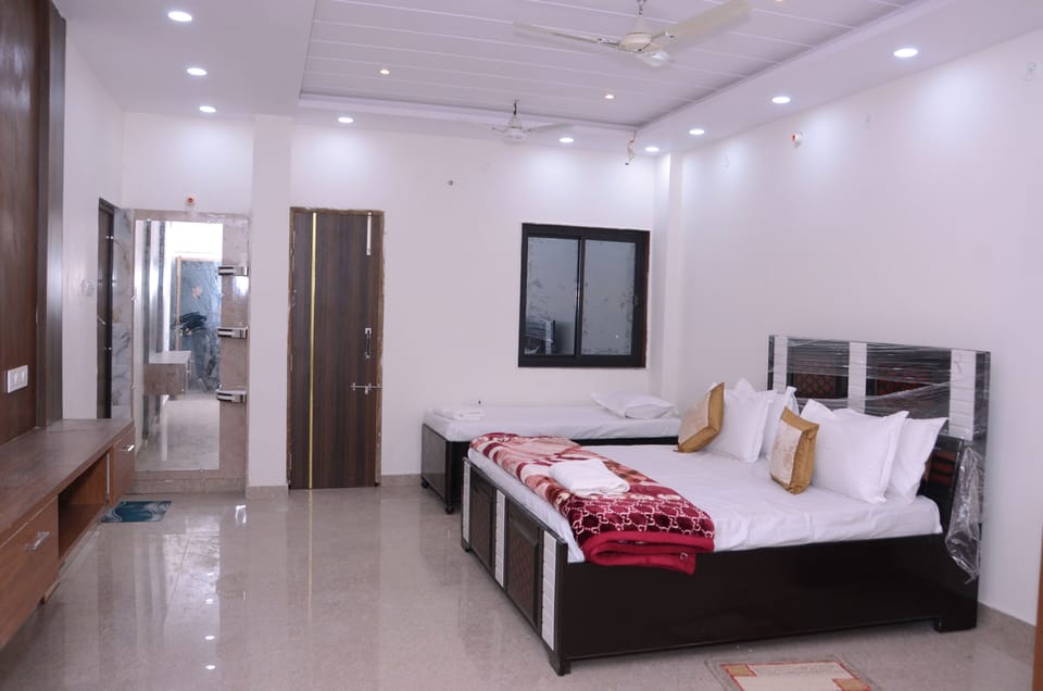 Family Room | Desk, free WiFi