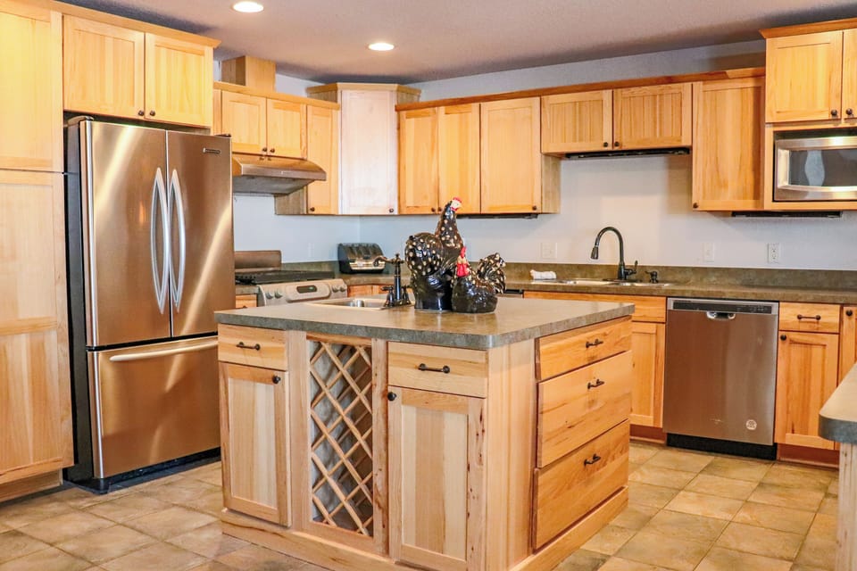 Presidential Suite | Private kitchen | Microwave, coffee/tea maker