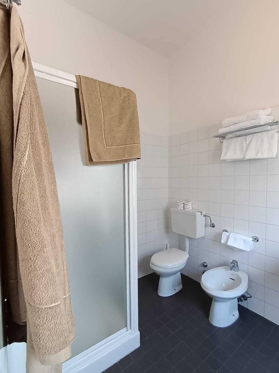 Classic Quadruple Room | Bathroom | Towels, soap, shampoo, toilet paper