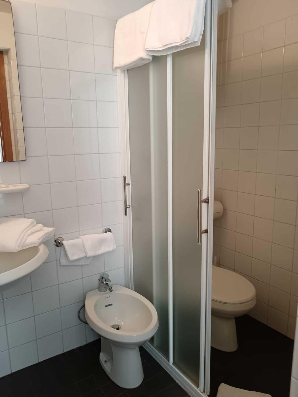 Economy Quadruple Room | Bathroom | Towels, soap, shampoo, toilet paper