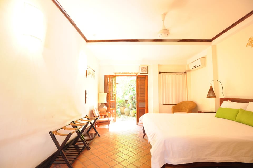 Water Lily Room | Minibar, in-room safe, desk, iron/ironing board