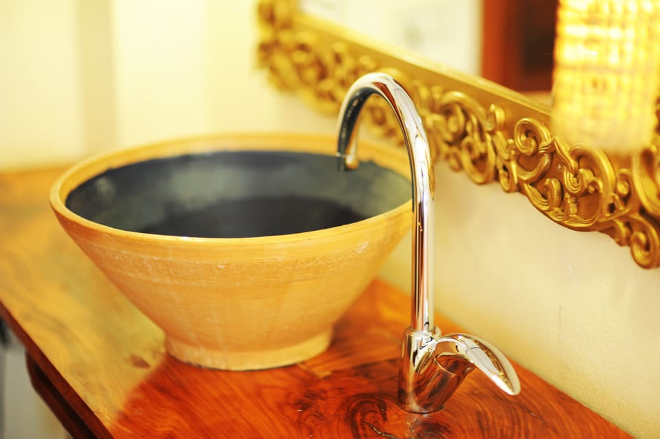 Water Lily Room | Minibar, in-room safe, desk, iron/ironing board