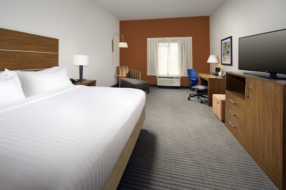 Premium bedding, in-room safe, desk, iron/ironing board