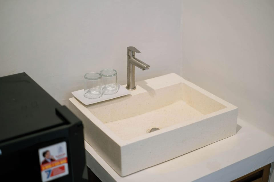 Deluxe Studio | Bathroom | Shower, rainfall showerhead, free toiletries, towels