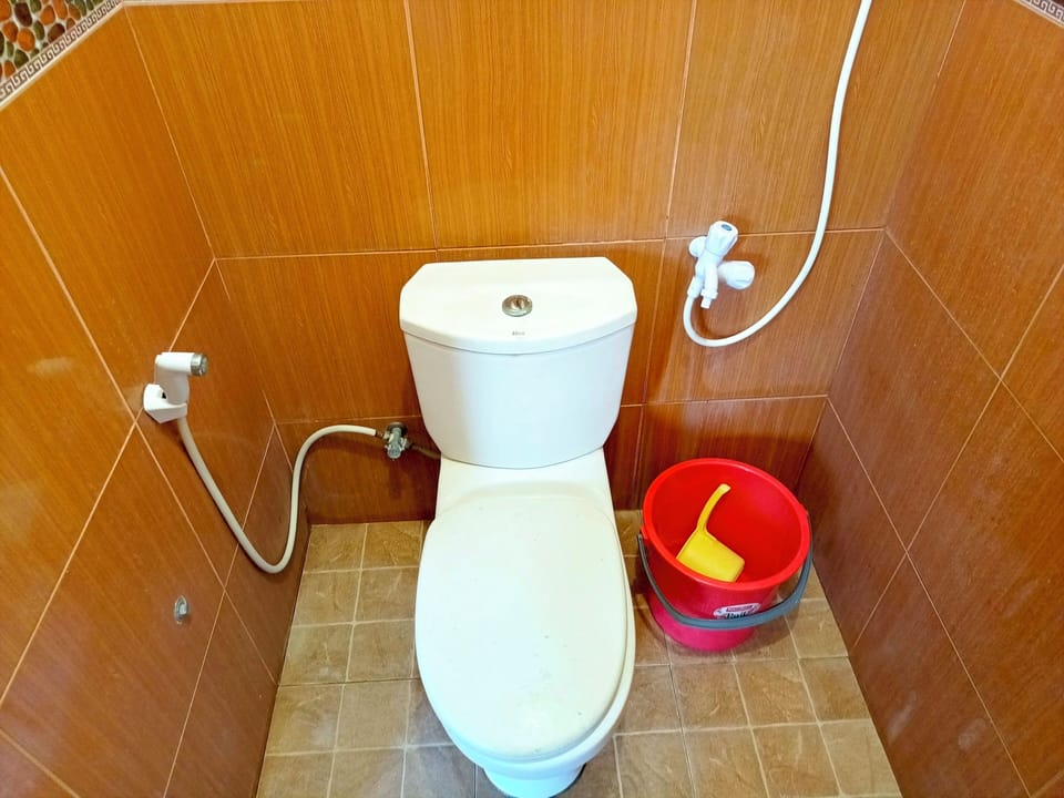 Standard Room | Bathroom | Shower, free toiletries, towels