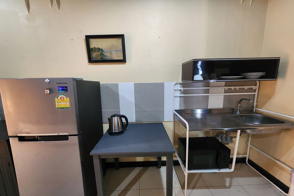 Superior Room | Private kitchen | Microwave, electric kettle
