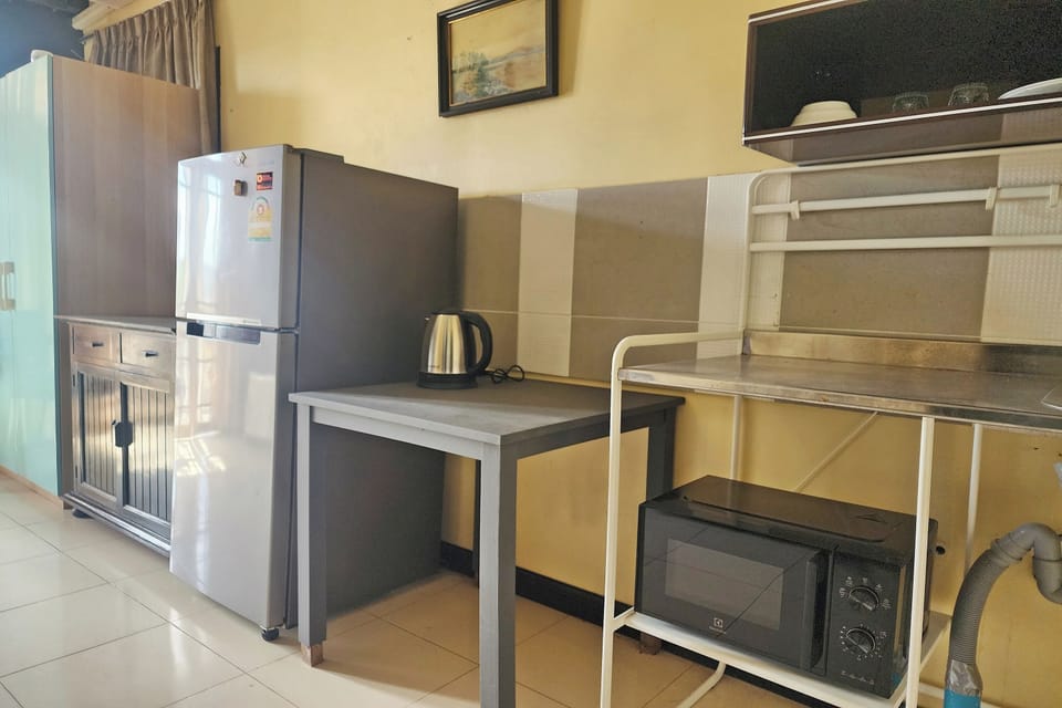Superior Room | Private kitchenette | Microwave, electric kettle