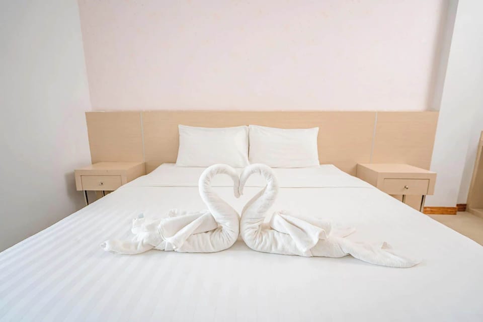 Standard Room, 1 King Bed | Desk, blackout drapes, iron/ironing board, free WiFi