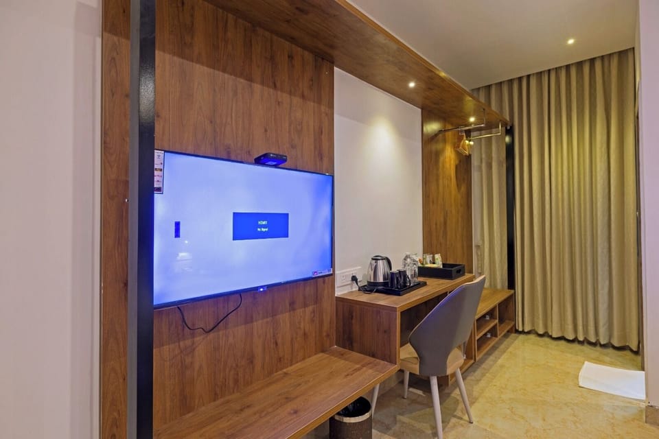 Deluxe Twin Room | Living area | 32-inch Smart TV with digital channels