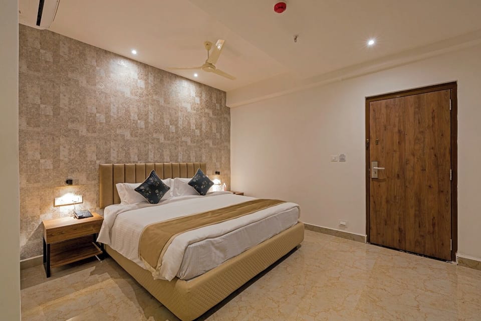Deluxe Twin Room | In-room safe, desk, rollaway beds, free WiFi