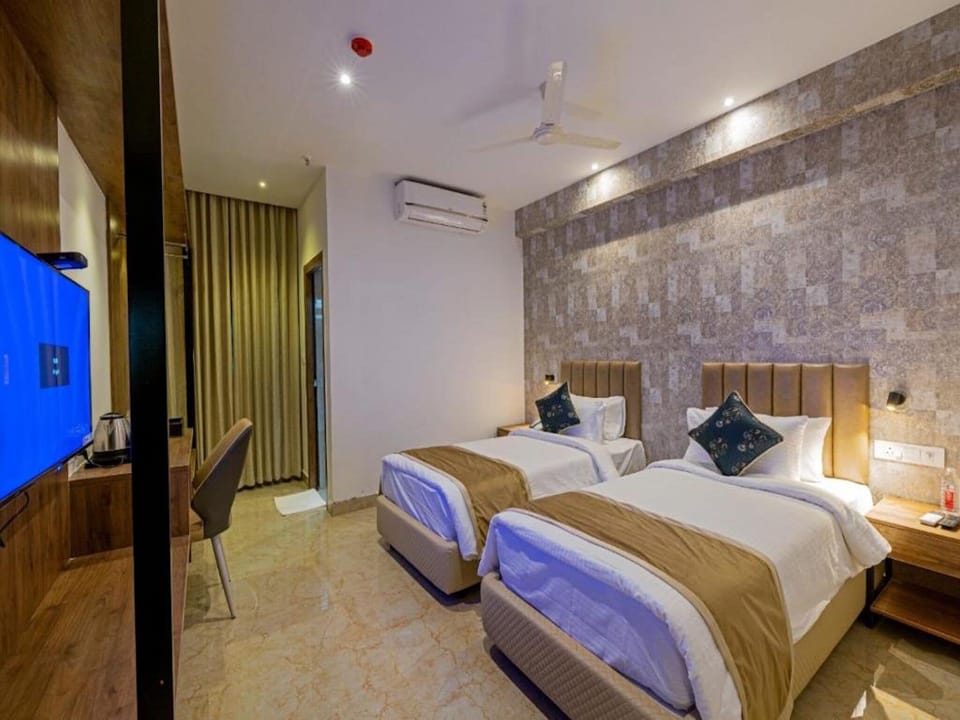 Deluxe Twin Room | In-room safe, desk, rollaway beds, free WiFi