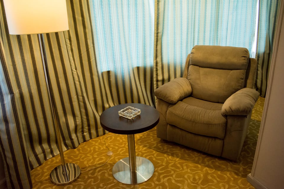 Executive Suite | Living area | Flat-screen TV, fireplace