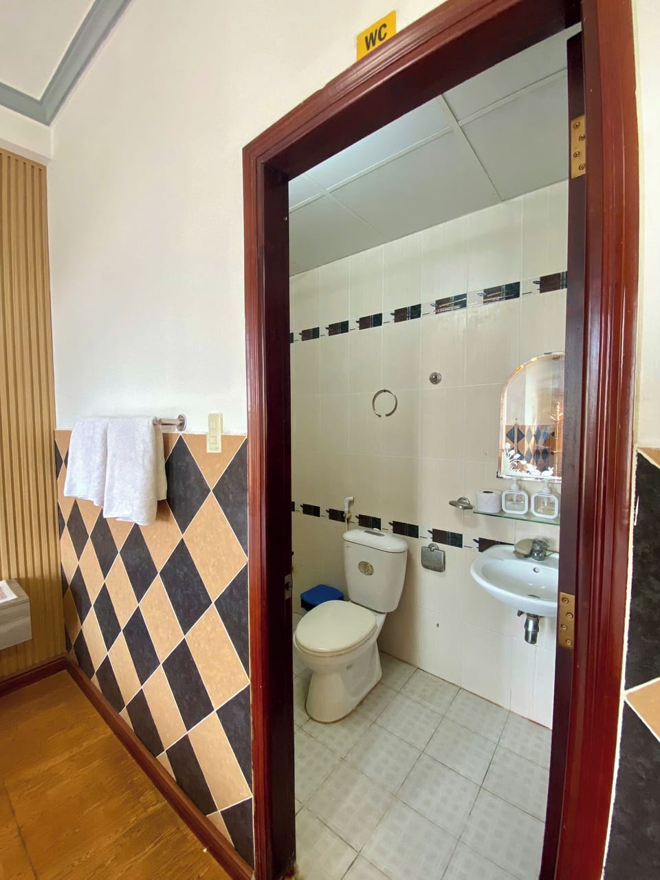 Standard Double Room | Bathroom | Shower, hair dryer, slippers, towels