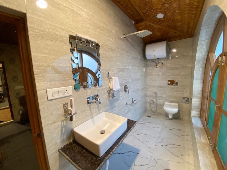 Superior Double Room | Bathroom | Shower, slippers, towels, soap