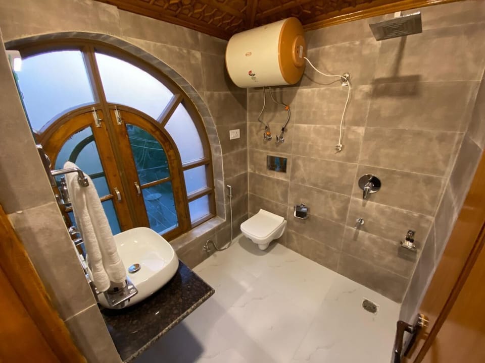 Superior Double Room | Bathroom | Shower, slippers, towels, soap