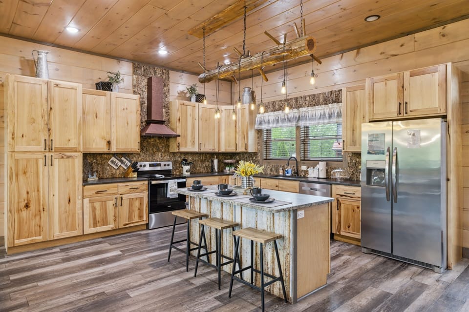 Cabin, 6 Bedrooms | Private kitchen | Fridge, oven, coffee/tea maker, toaster