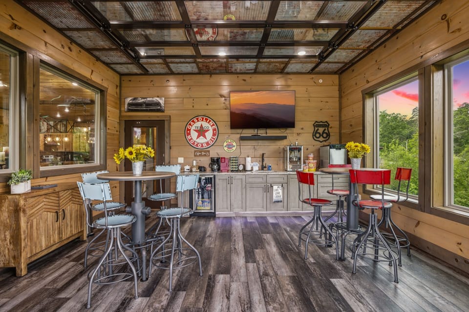 Cabin, 6 Bedrooms | Dining