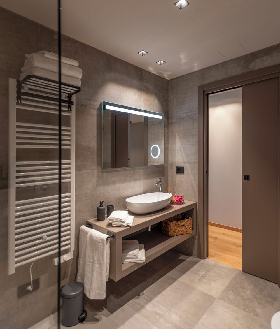 Junior Suite, Garden View | Bathroom | Shower, hair dryer, bathrobes, bidet