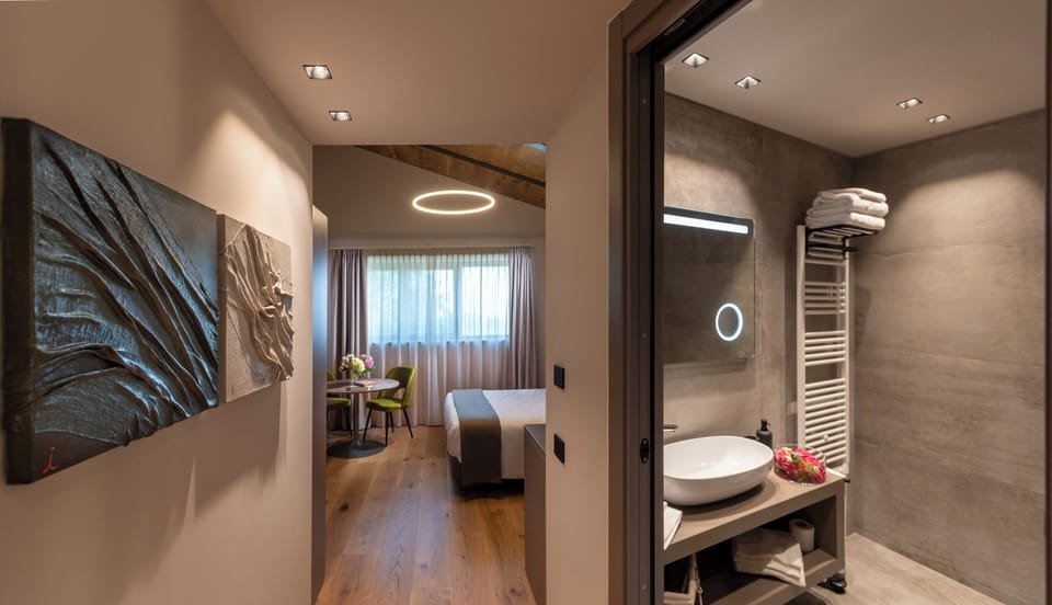 Classic Room, 1 Queen Bed, Non Smoking, Hill View | Bathroom | Shower, hair dryer, bathrobes, bidet
