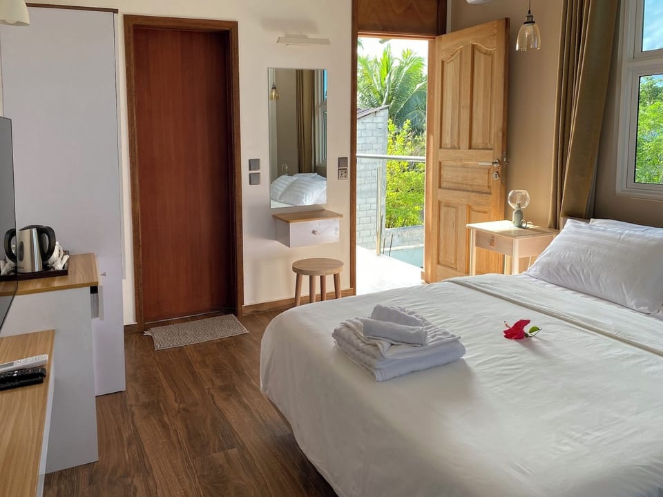 Classic Double Room | Minibar, in-room safe, individually decorated, individually furnished