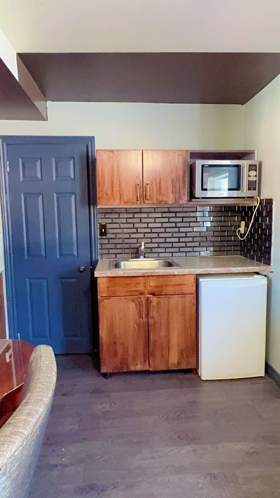 Family Studio Suite | Private kitchen | Mini-fridge, microwave