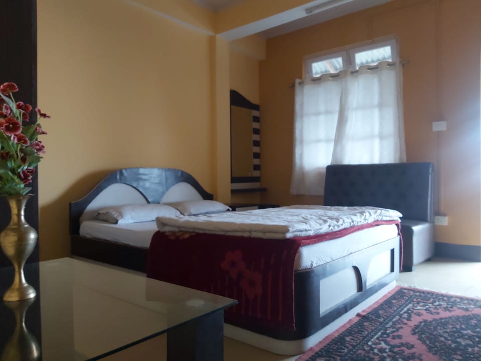 Deluxe Double Room, Mountain View | Desk, laptop workspace, WiFi (free)