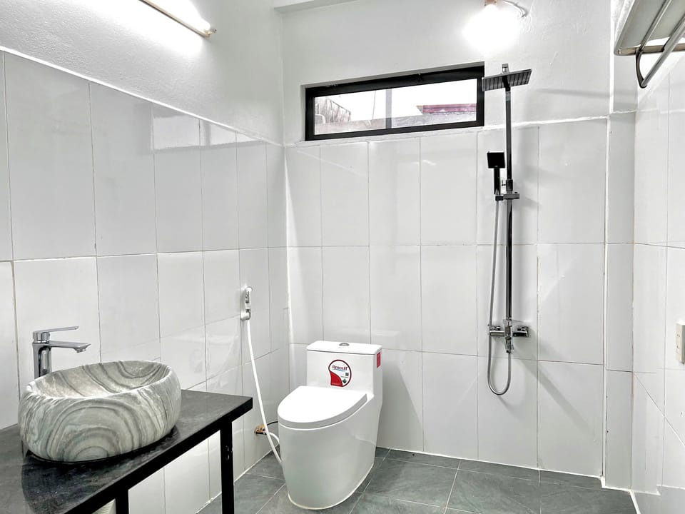 Family Room | Bathroom | Shower, hydromassage showerhead, designer toiletries, hair dryer