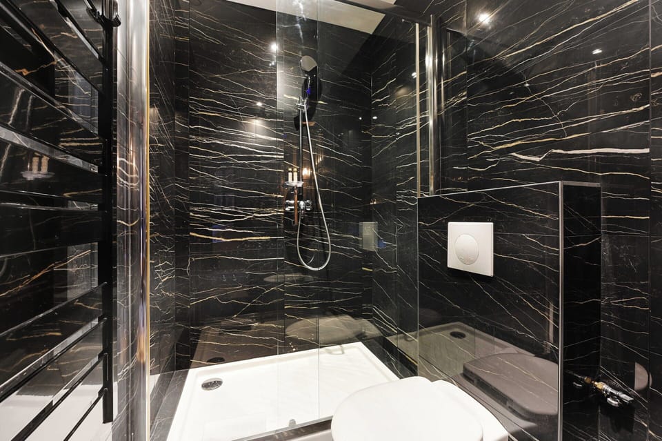 Apartment | Bathroom | Hair dryer, towels