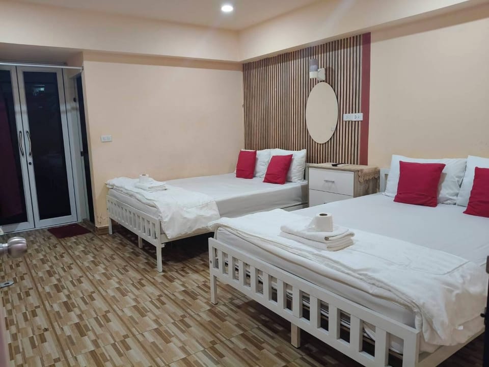 Classic Quadruple Room | Desk, laptop workspace, free WiFi, bed sheets