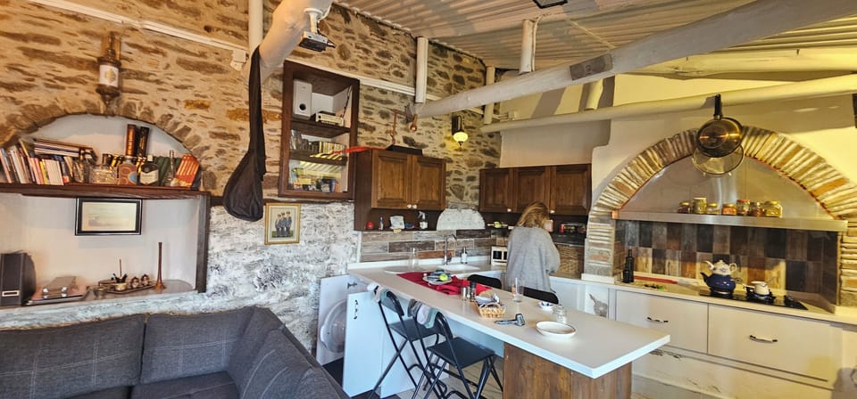 Comfort Cottage, Courtyard View | Private kitchen | Full-size fridge, stovetop, dishwasher, rice cooker