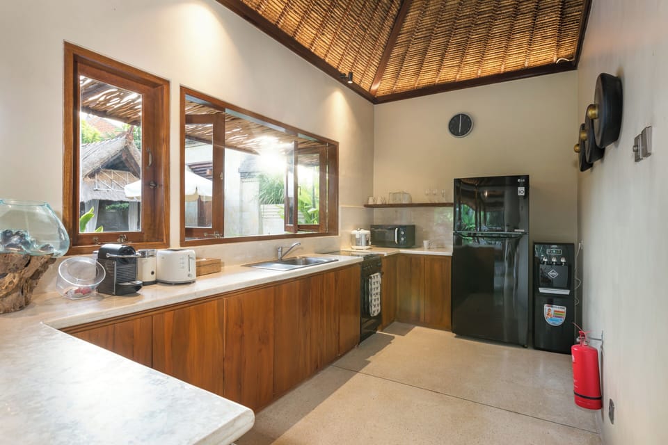 Deluxe Villa, Garden View | Private kitchen | Fridge, microwave, oven, stovetop