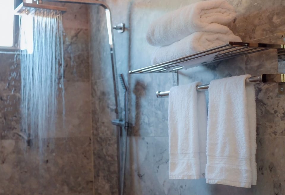 Superior Double Room | Bathroom | Shower, rainfall showerhead, free toiletries, hair dryer