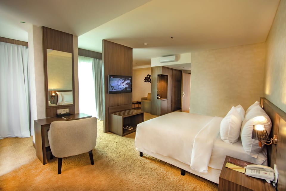 Junior Suite, Balcony | Minibar, WiFi (free), bed sheets