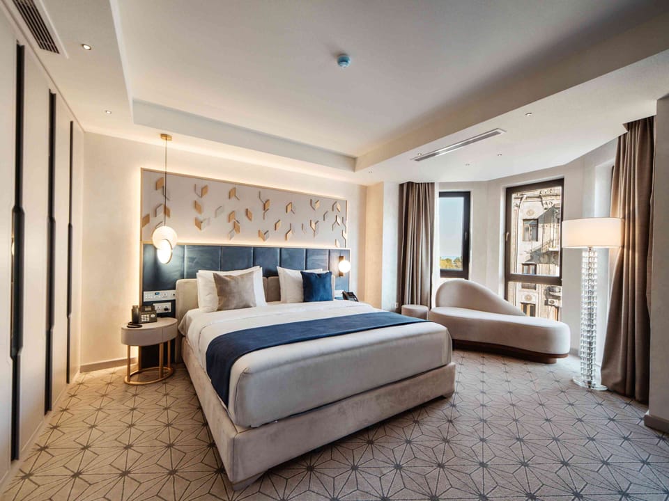 Deluxe Suite, Jetted Tub, City View | Egyptian cotton sheets, premium bedding, down comforters