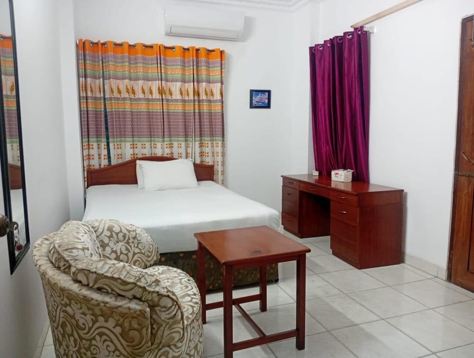 Basic Room, 1 Twin Bed | Desk, laptop workspace, soundproofing, free WiFi