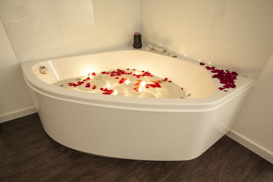 Deluxe Suite, Hot Tub | Jetted tub