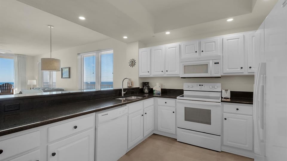 Condo, Multiple Beds (Summerwind Center 1204) | Private kitchen | Oven, toaster