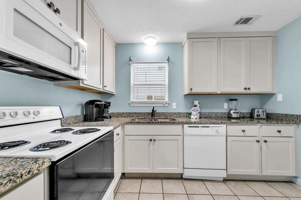 House, Multiple Beds (Sand Dollar A) | Private kitchen