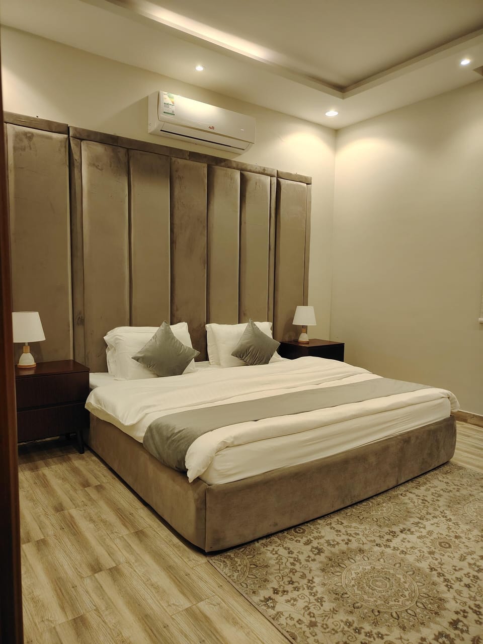 Comfort Room | Egyptian cotton sheets, premium bedding, down comforters, in-room safe