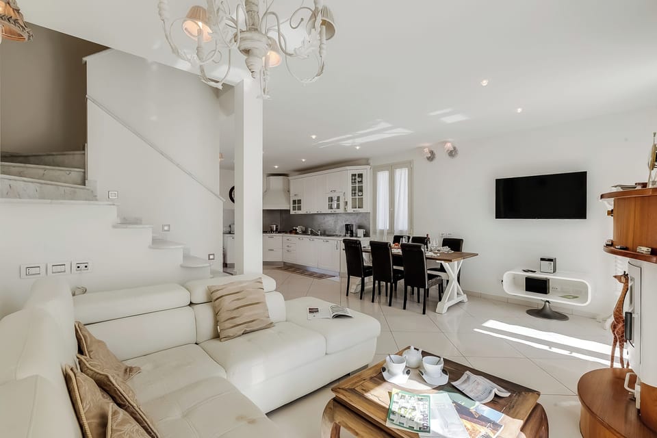 Family House, Multiple Bedrooms, 2 Bathrooms (Casa Patino) | Living area | 21-inch Smart TV with cable channels, stereo