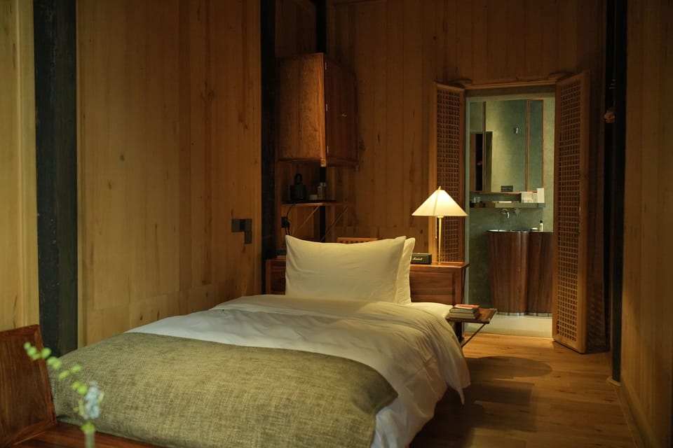Romantic Single Room | Down comforters, free WiFi
