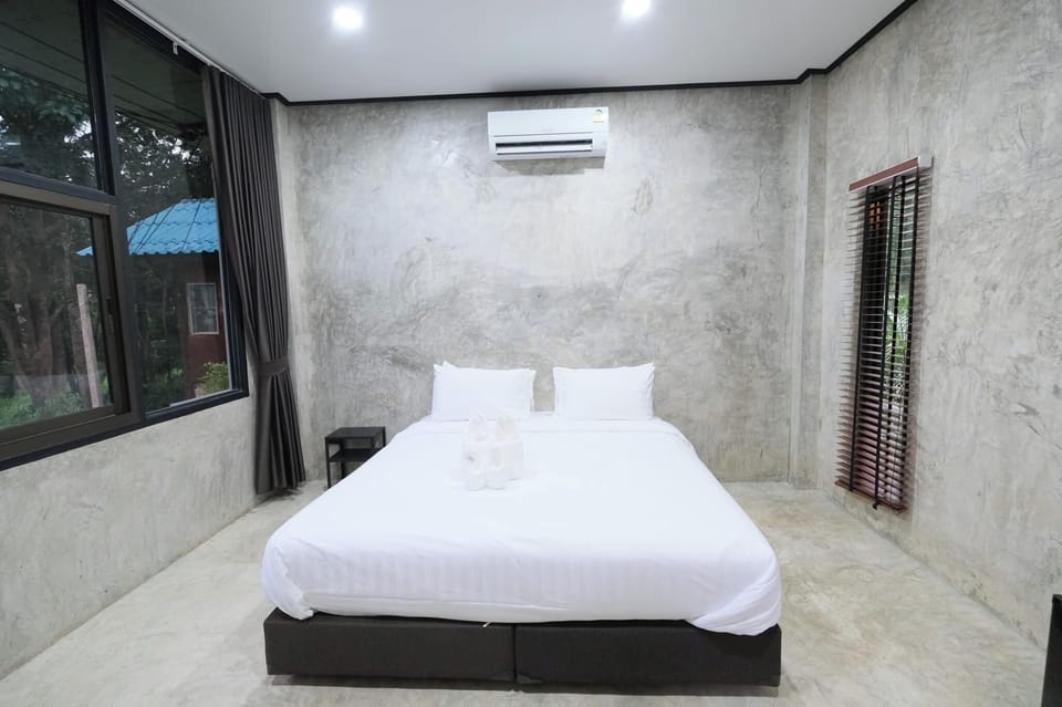 Deluxe Room | Desk, free WiFi