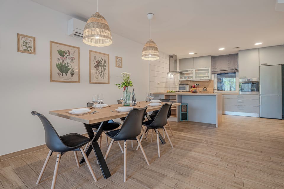 Family Villa, Multiple Bedrooms, 2 Bathrooms (Vipava River Retreat) | Dining