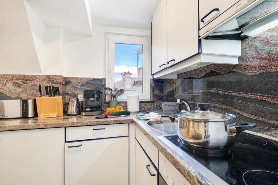 Family Apartment, 2 Bedrooms, Balcony, Mountainside (Casa Patrizia Caviano Gambarogno with) | Private kitchen
