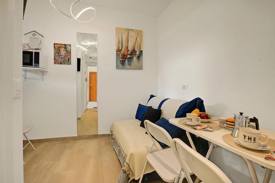 Family Studio, Microwave (Jolie Sur La Mer - Petit Studio) | Dining