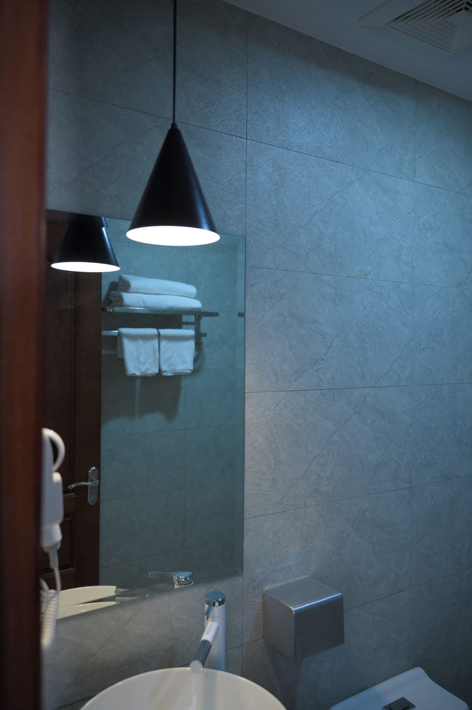 Shower, rainfall showerhead, free toiletries, hair dryer