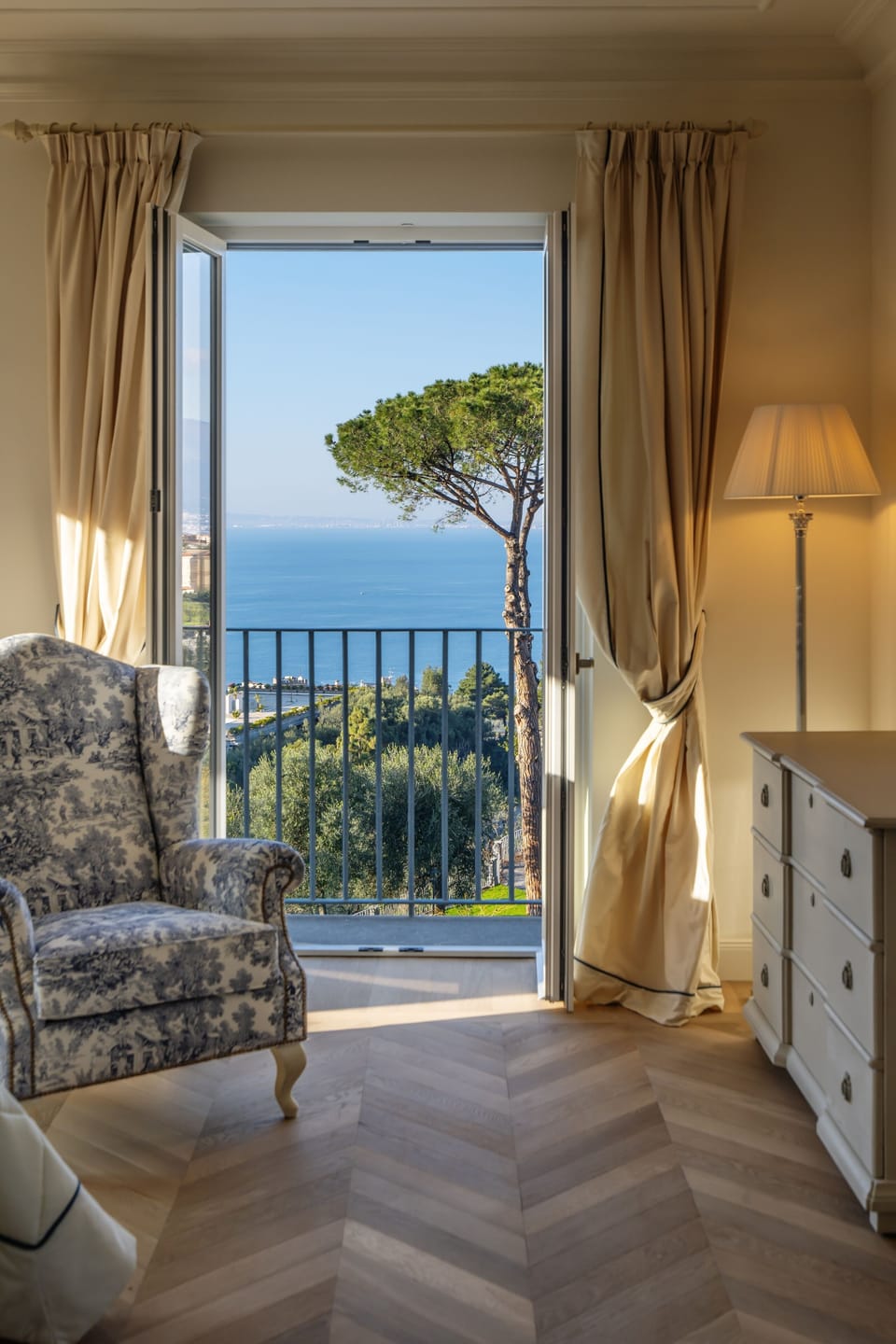 Suite panoramica, un balconi, una camera da letto, un soggiorno,vista mare (CALLA) | Egyptian cotton sheets, premium bedding, down comforters, minibar